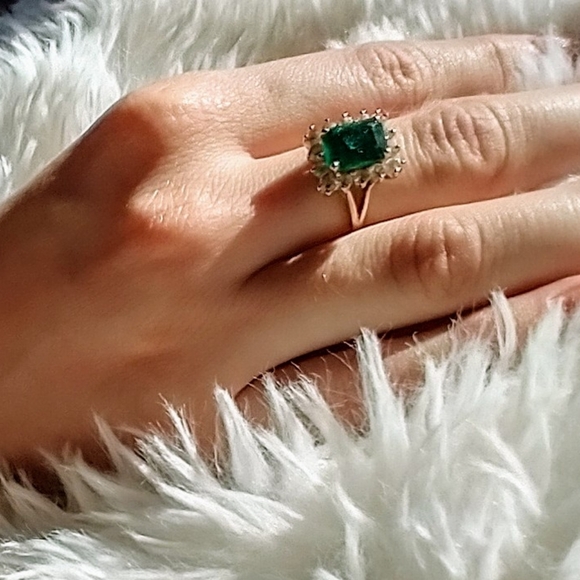 COPY - Solid Gold Ring 14k Gold/14 CZ stones surrounding Emerald Lab Created Ct… - Picture 3 of 16